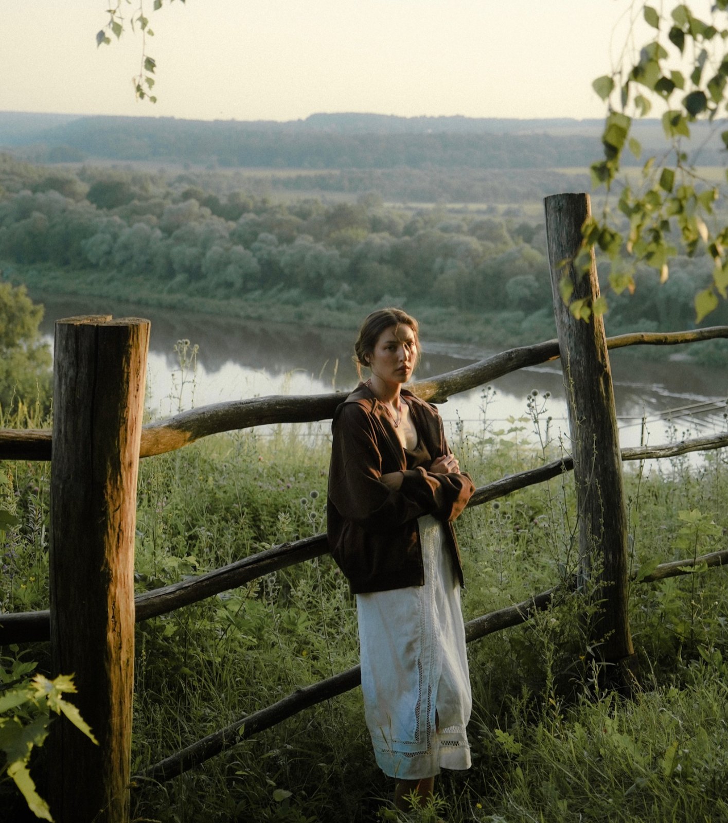 SHU SHA — campaign, figure at a wooden fence above a river at dusk